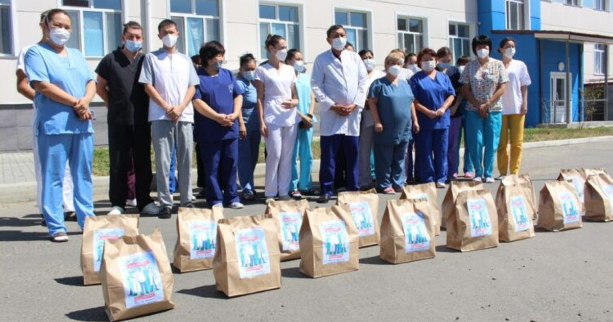 "Jas Otan" жастары өскемендік дәрігерлерге құрмет көрсетті