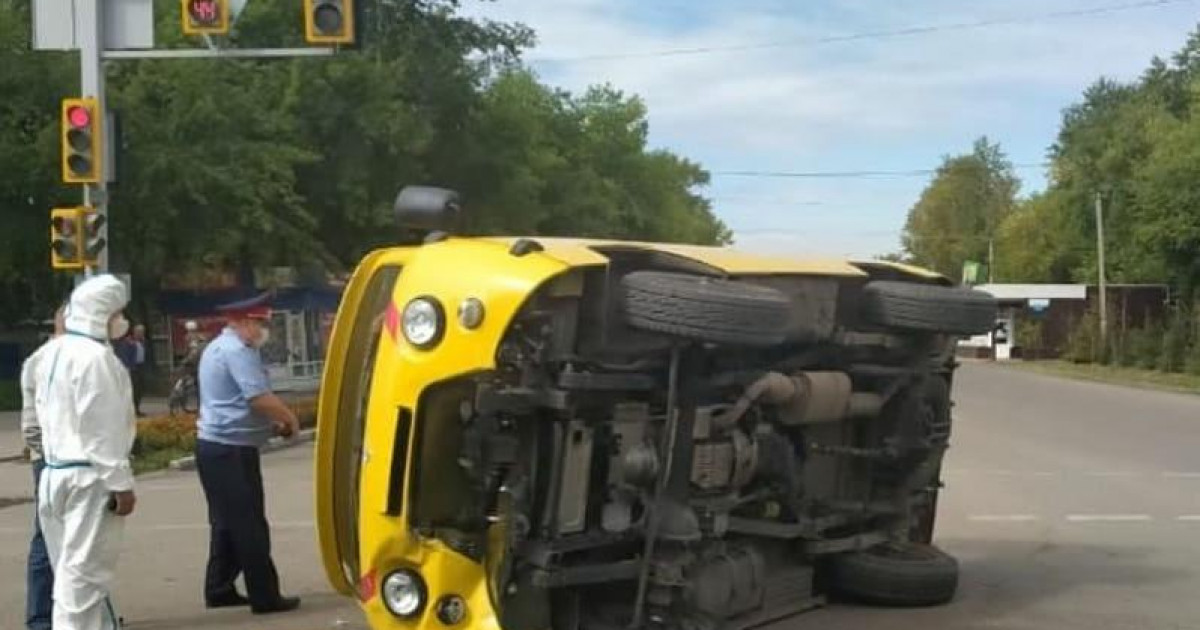 Петропавлда жедел жәрдем көлігі аударылды