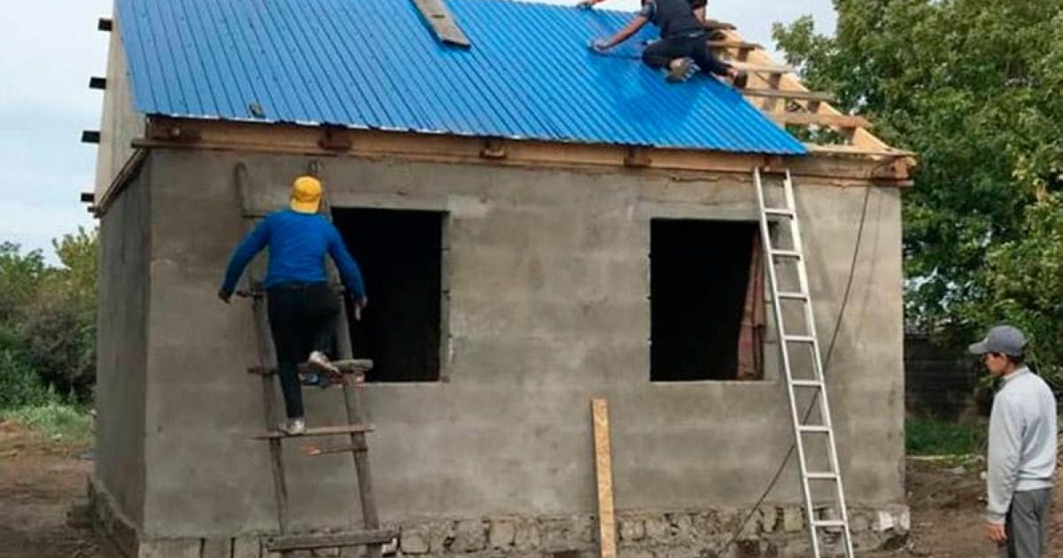 Ауыл жастары жалғызбасты зейнеткерге үй салып берді