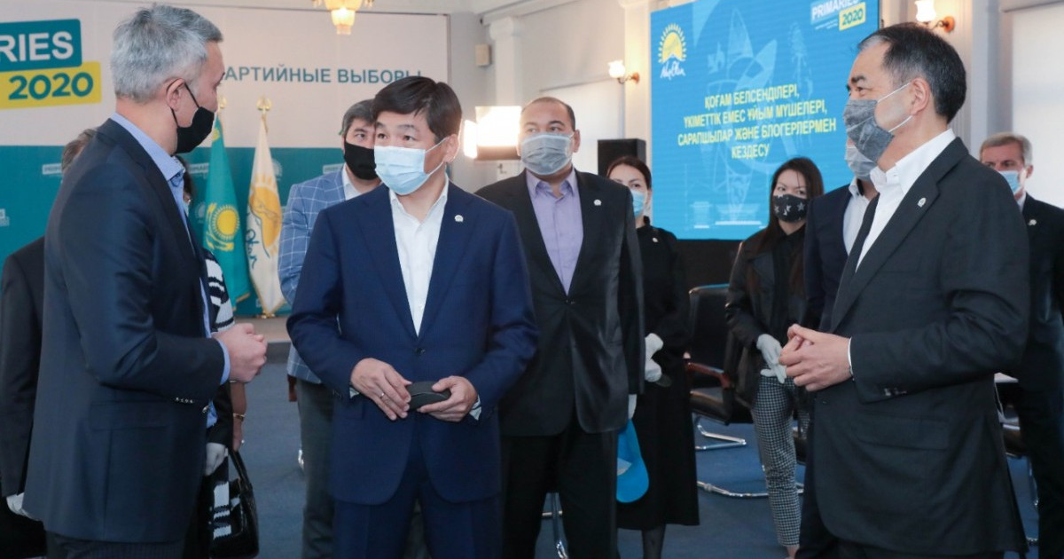 Бауыржан Байбек Алматыдағы ҮЕҰ өкілдерімен кездесті