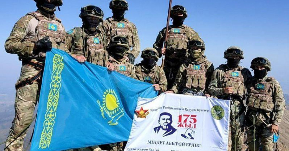 Сарбаздар Абай шыңына ту тікті
