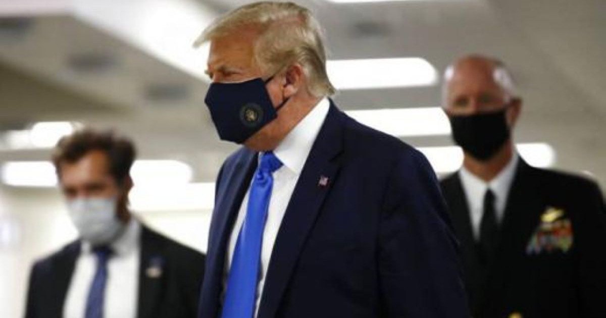 Дональд Трамп тікұшақпен әскери госпитальға жеткізілді