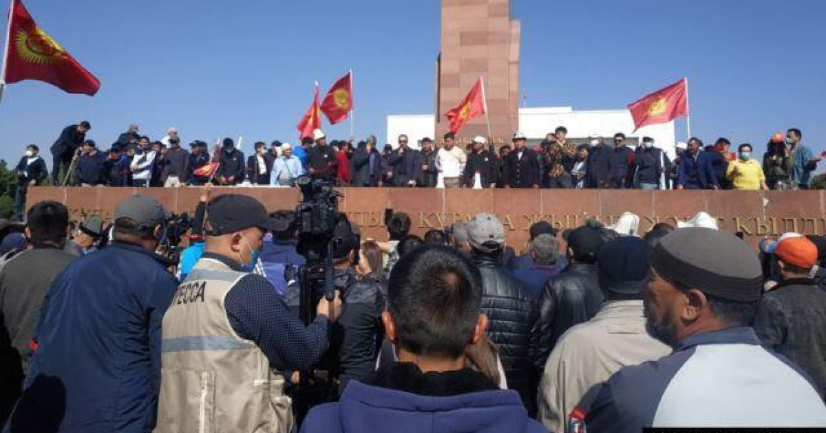 Бішкекте парламент сайлауының қорытындысына қарсы митинг өтіп жатыр