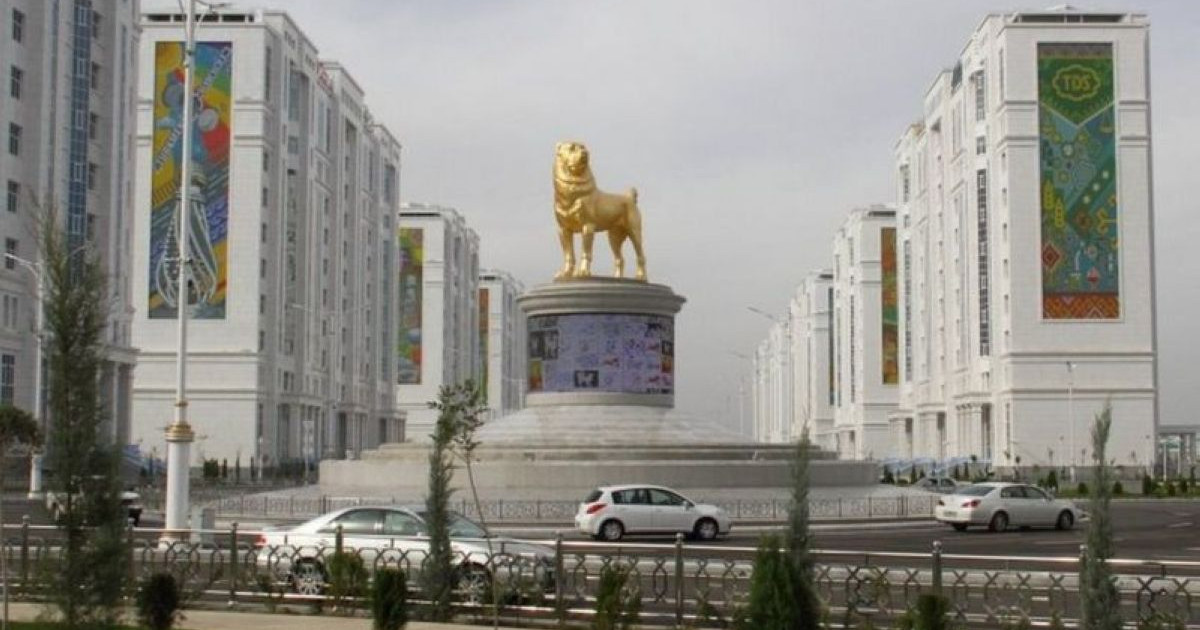 Түрікмен басшысы алабай иттің алтын мүсінін орнатты