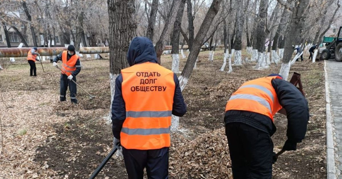 Емханадан анықтама сатып алған қарағандылық көше сыпыруға міндеттелді