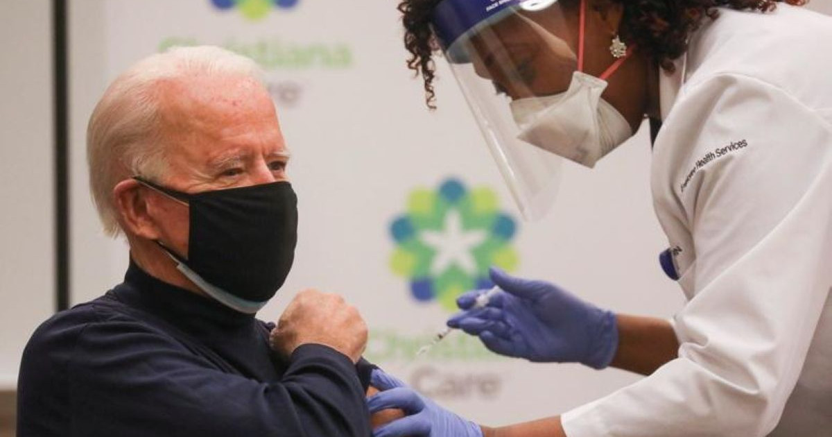 Джо Байден телеарнаның тікелей эфирінде коронавирусқа қарсы Pfizer вакцинасын алды (видео)