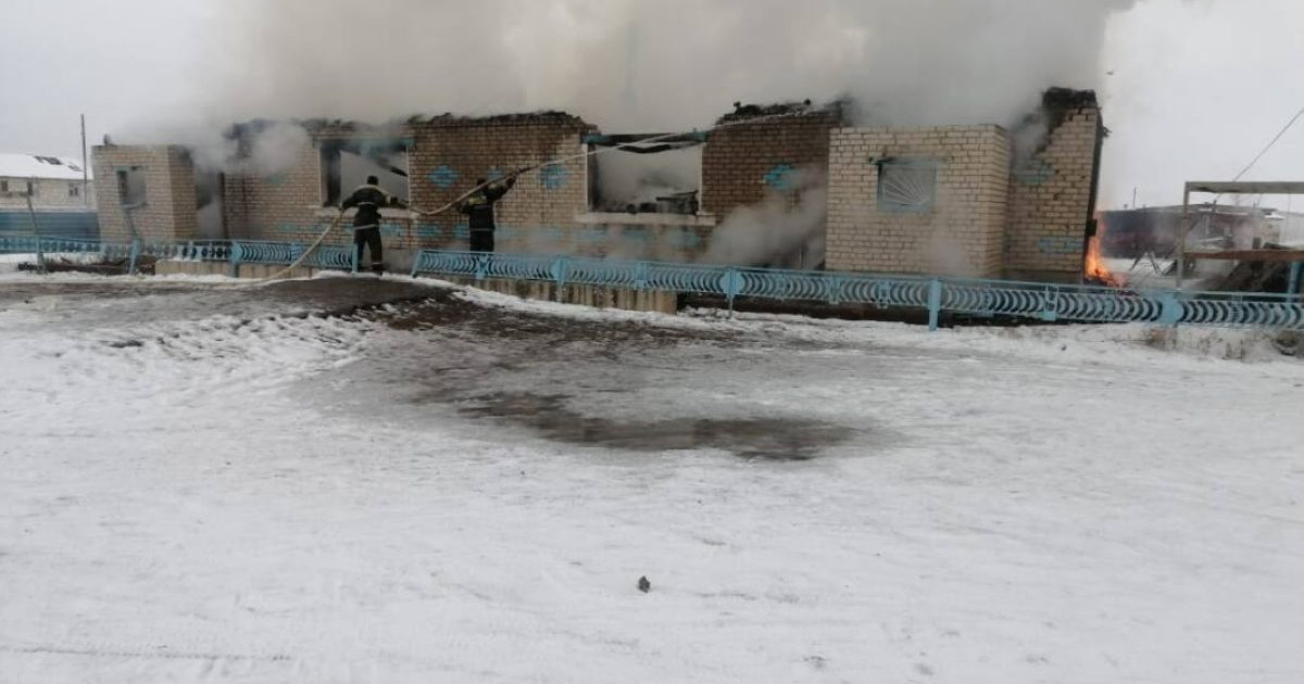 Ақтөбе облысында әкім өртеніп жатқан үйден 5 баланы құтқарып алған
