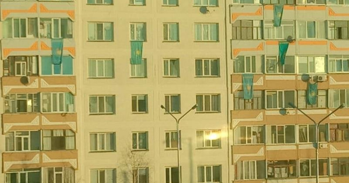 Көкшетау тұрғындары балконға ту іліп, Тәуелсіздік күнін тойлауда