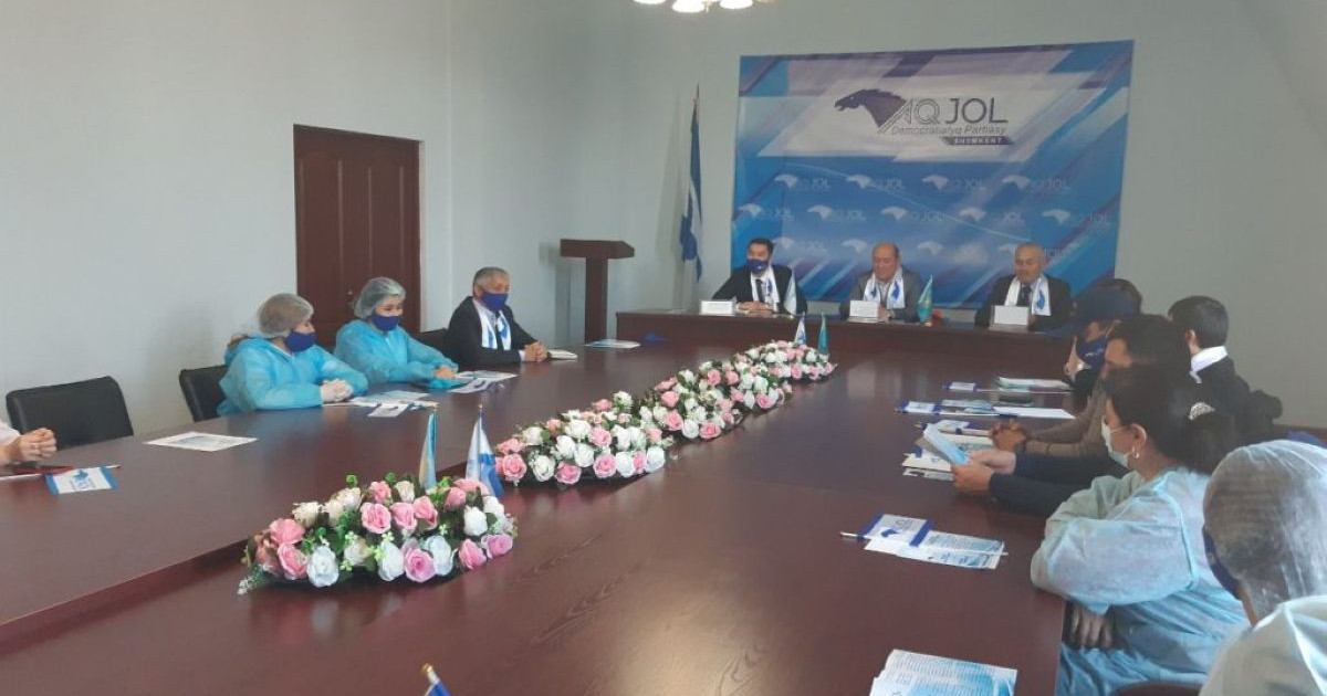 «Ақ жол» партиясының өкілдері дәрігерлермен кездесті