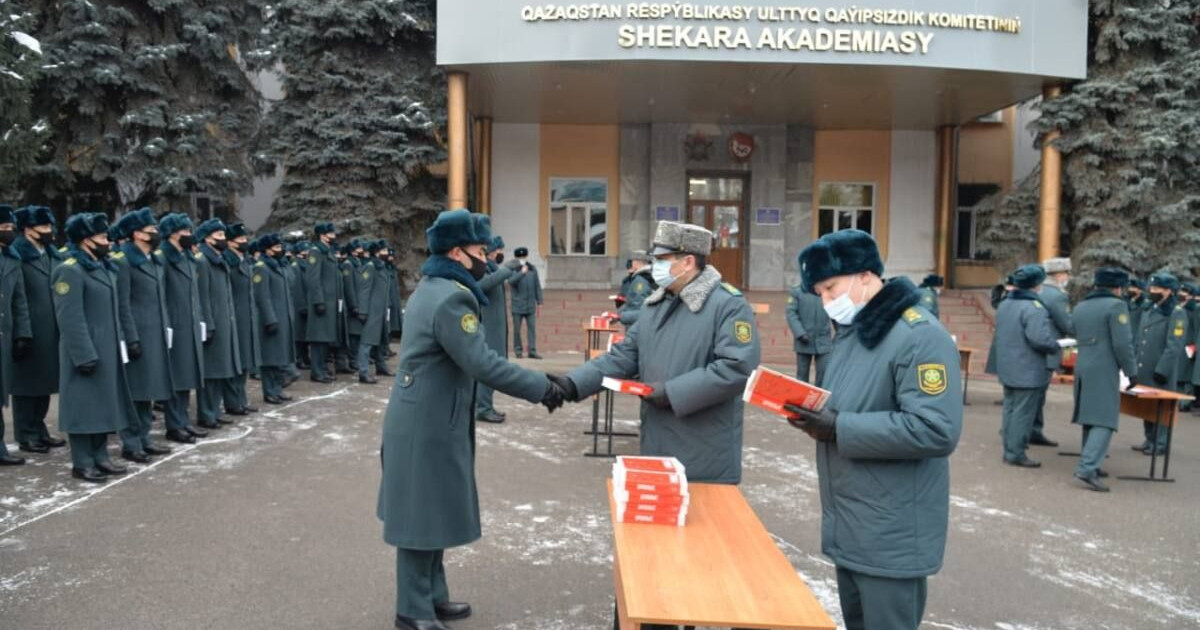 Момышұлының ерлігі жайлы кітап курсанттарға тарту етілді