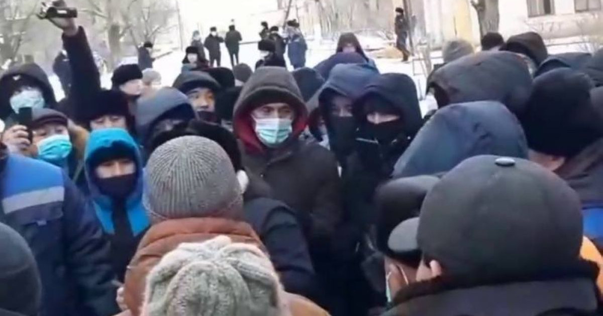 "Жалақымызды көтерсін!": Жезқазғанда көлік кәсіпорнының қызметкерлері жаппай ереуілге шықты