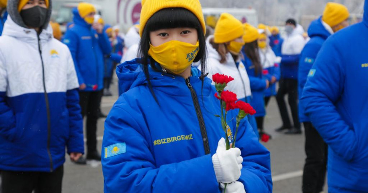 Ел бойынша 10 000 жасотандық Тәуелсіздікті тәу етіп, гүл шоқтарын қойды