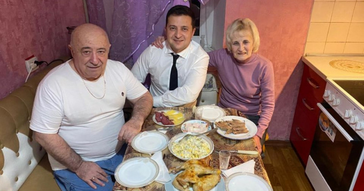 «Баласына елдің мүшкіл халін айтсын!» Зеленскийдің ата-анасымен бірге түскен фото қызу талқыға түсті