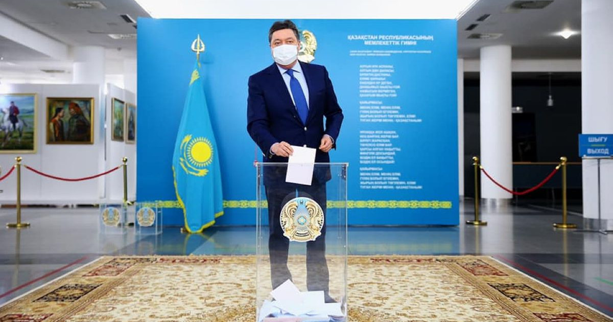 Үкімет басшысы Асқар Мамин алғашқылардың бірі болып дауыс берді