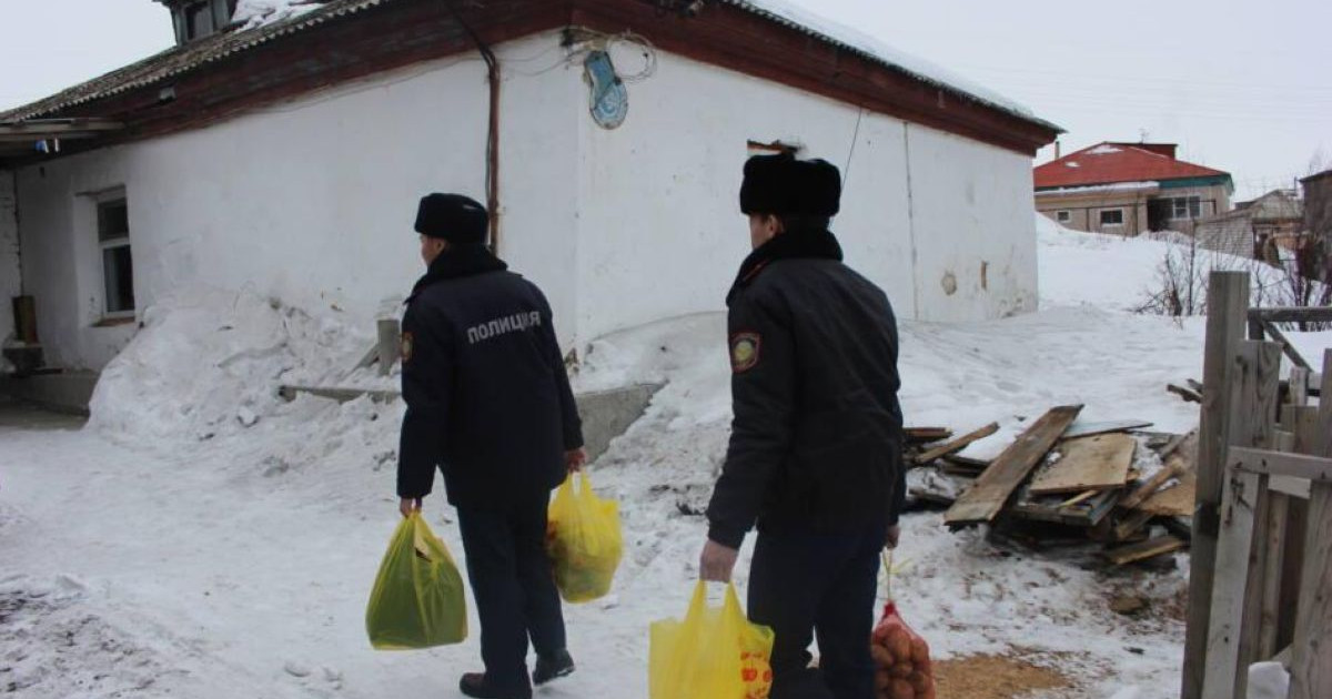 Полицейлер жылусыз қалған жалғызбасты зейнеткерге отын түсіріп берді