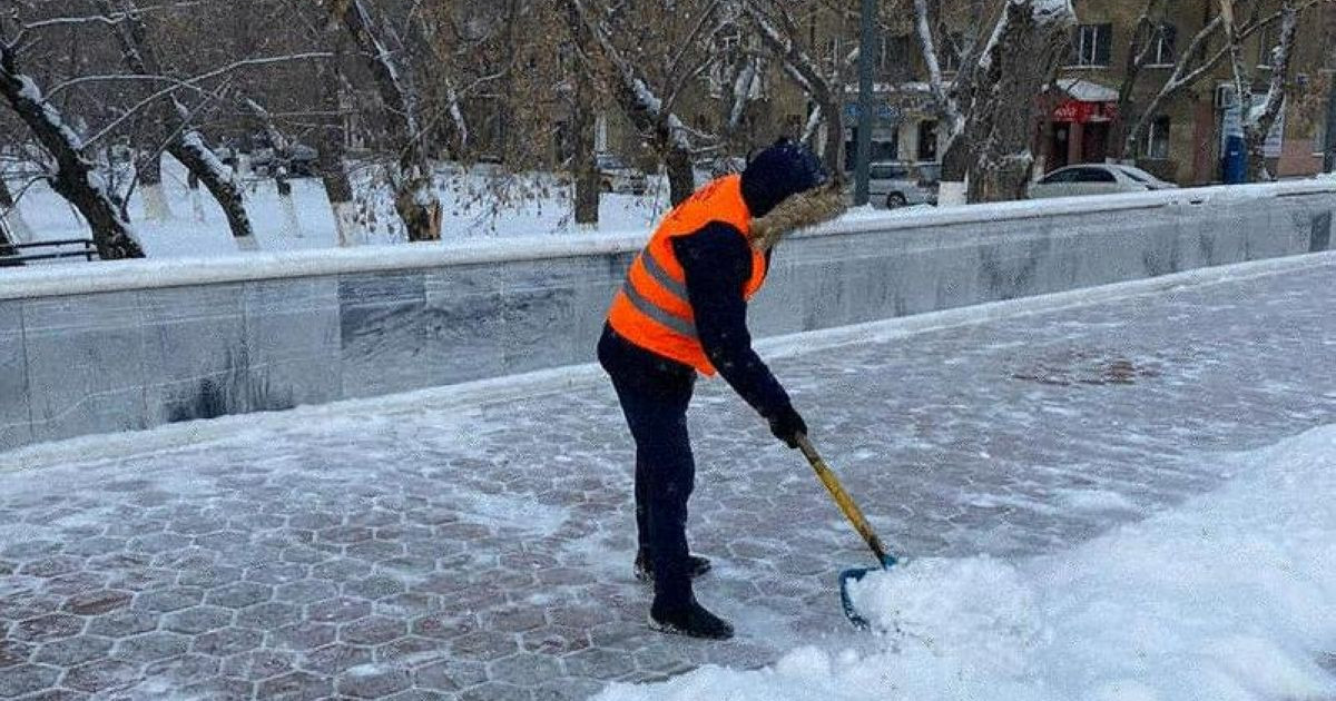 6 жыл алимент төлемеген ер адамға көше сыпыртқызып қойды