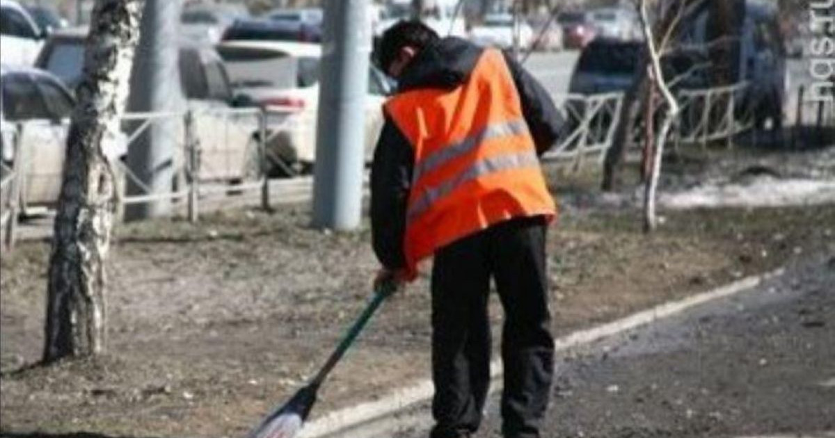 Атырауда сотталған бұрынғы шенеуніктер көше сыпырып жүр