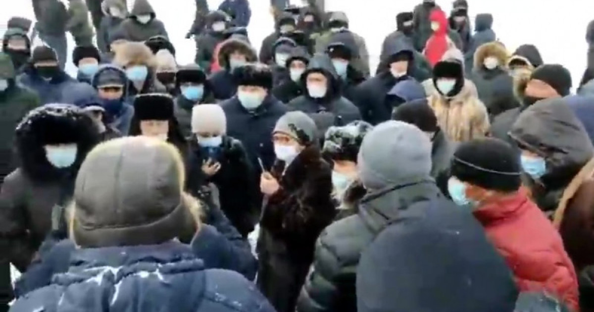 Көкшетаулықтар вакцинацияға қарсылық білдіріп алаңға шықты