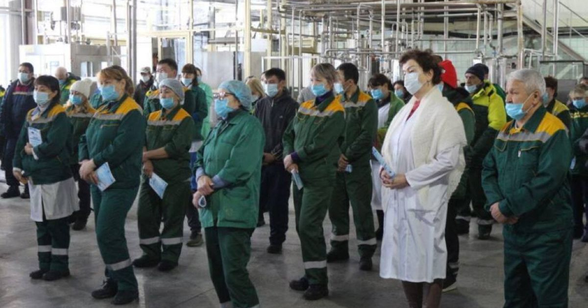 «Ақ жол» партиясы сусын өндіретін цех қызметкерлерімен кездесті