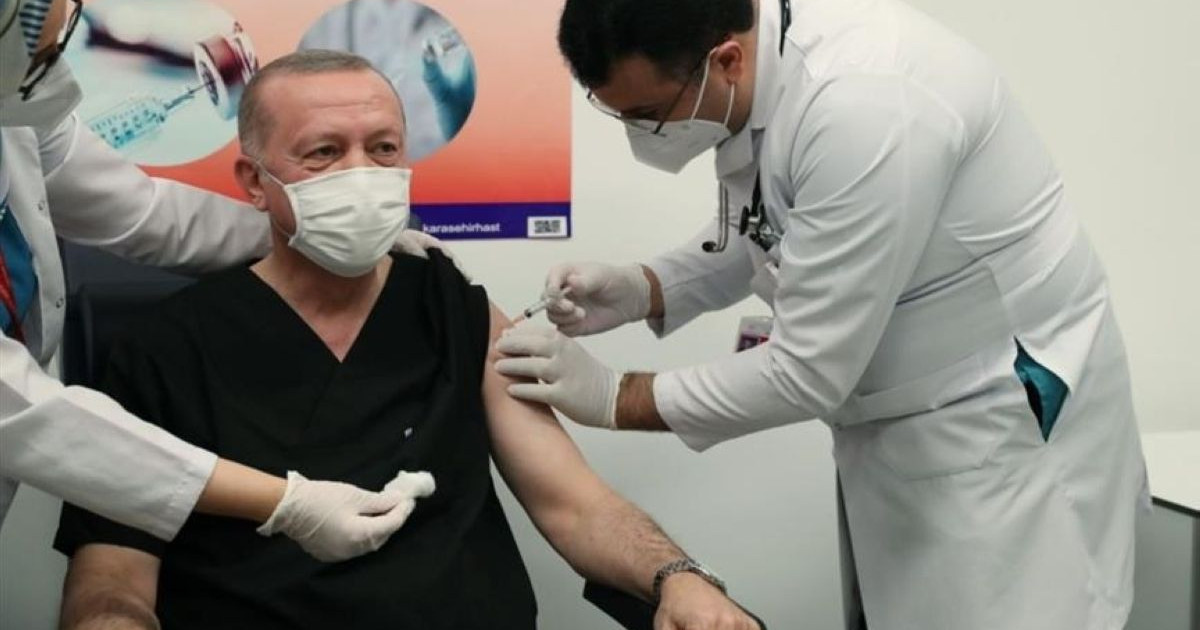 Ердоған тікелей эфирде коронавирусқа қарсы қытай вакцинасын алды