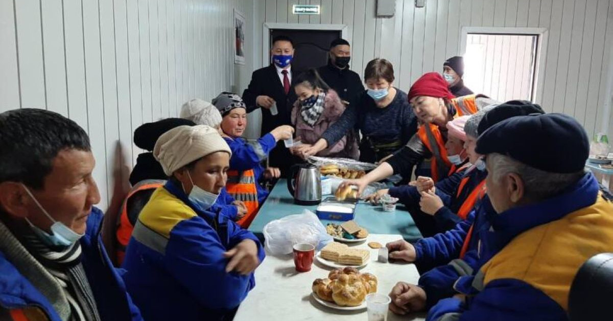 Алматының еріктілері қарт адамдарға қар тазалуда көмек көрсетуде