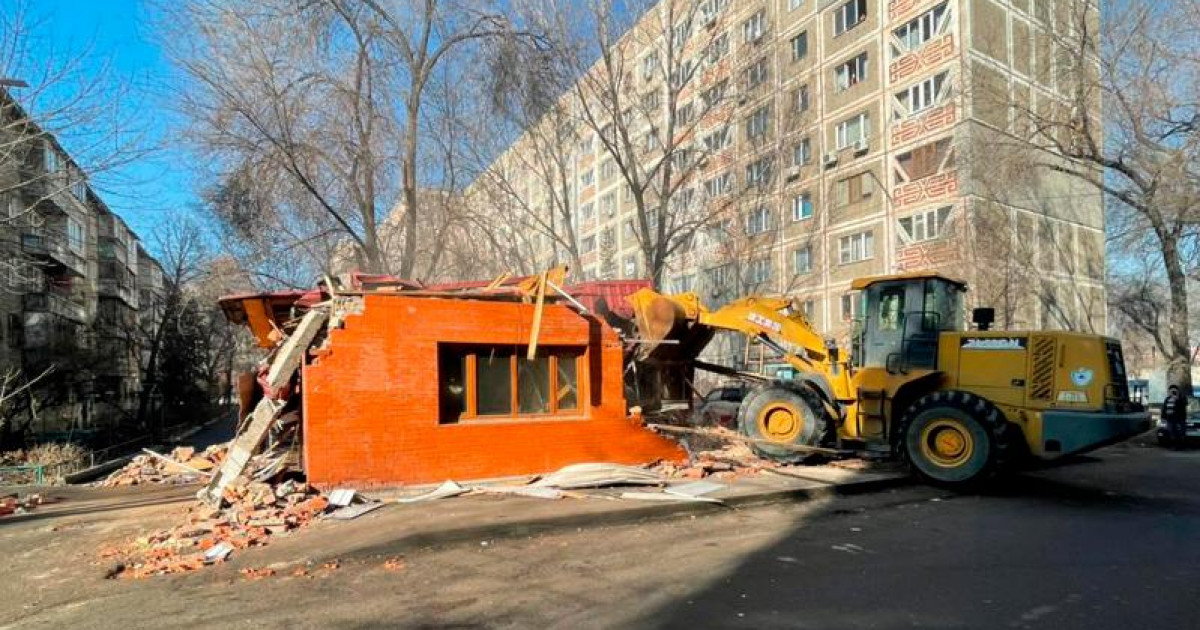 Алматыда заңсыз салынған нысандар сүріліп жатыр