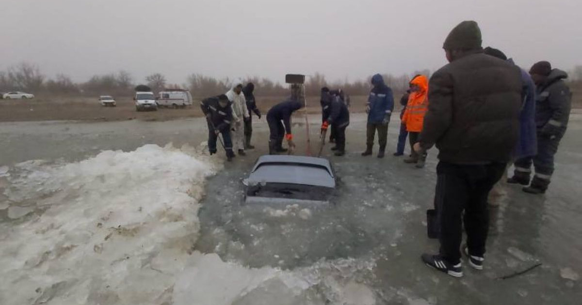 Атырауда жеңіл көлік Жайық өзеніне батып кетті