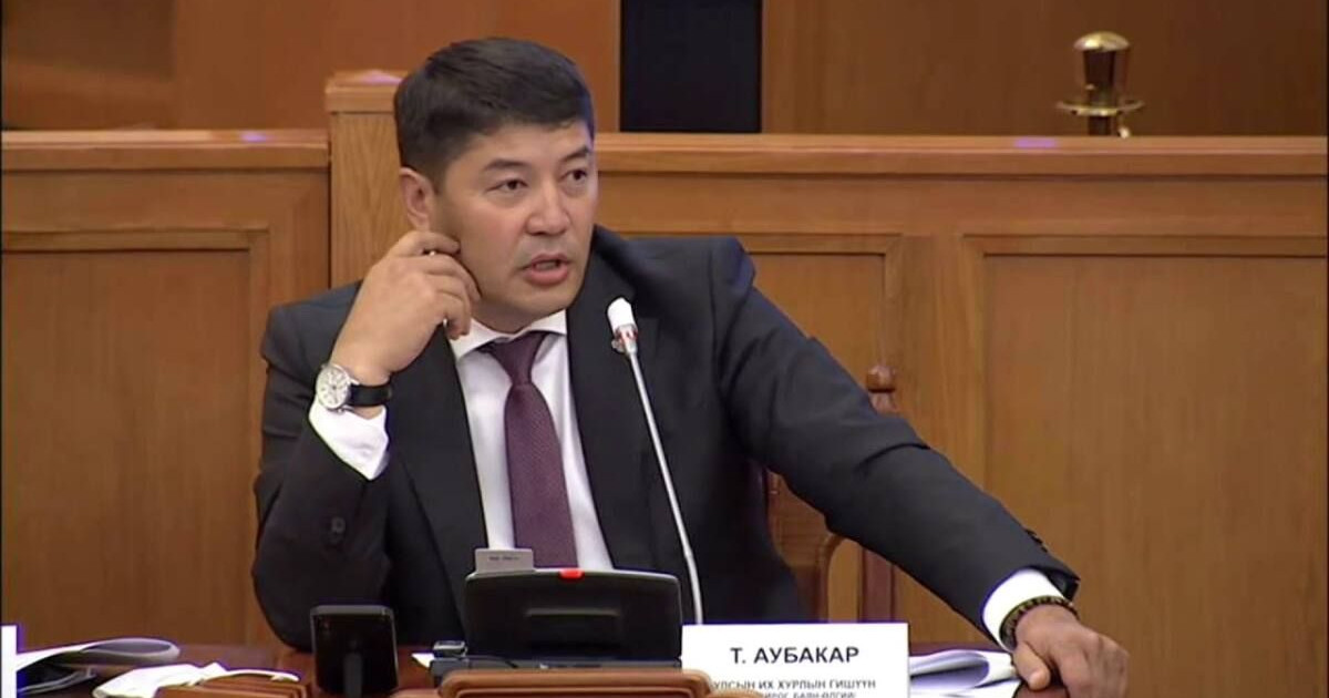 Моңғолиядағы қазақ депутат оқушыларға стипендия тағайындады