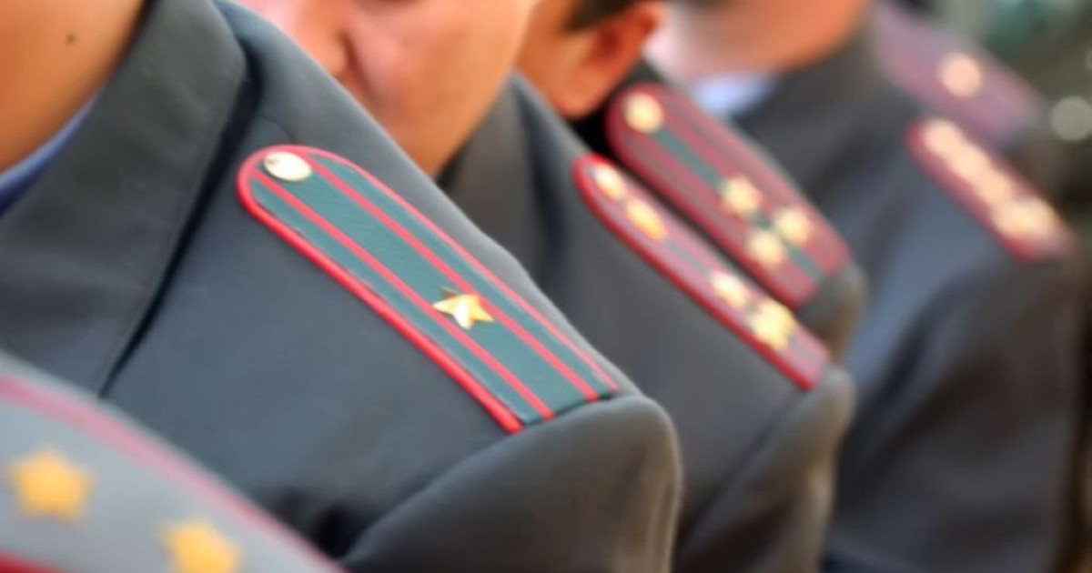 Ақтөбелік полицейлер қомақты ақша салынған сөмкені иесіне қайтарды
