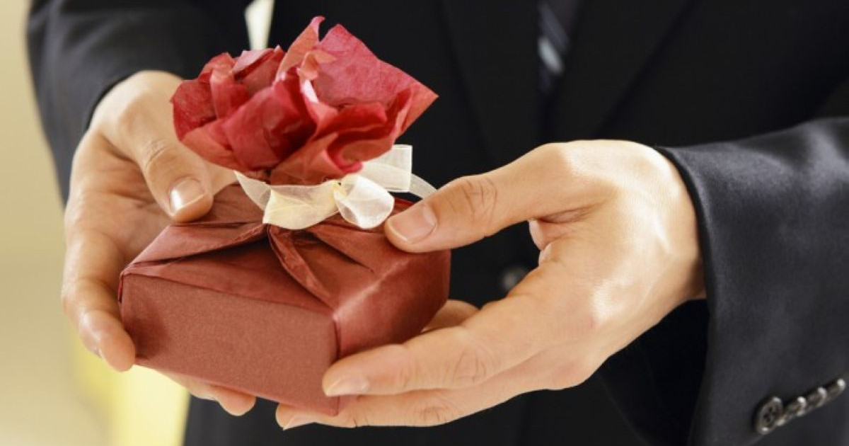 1,8 млн теңге: шенеуніктер қандай сыйлық алса айыппұл төлейді?