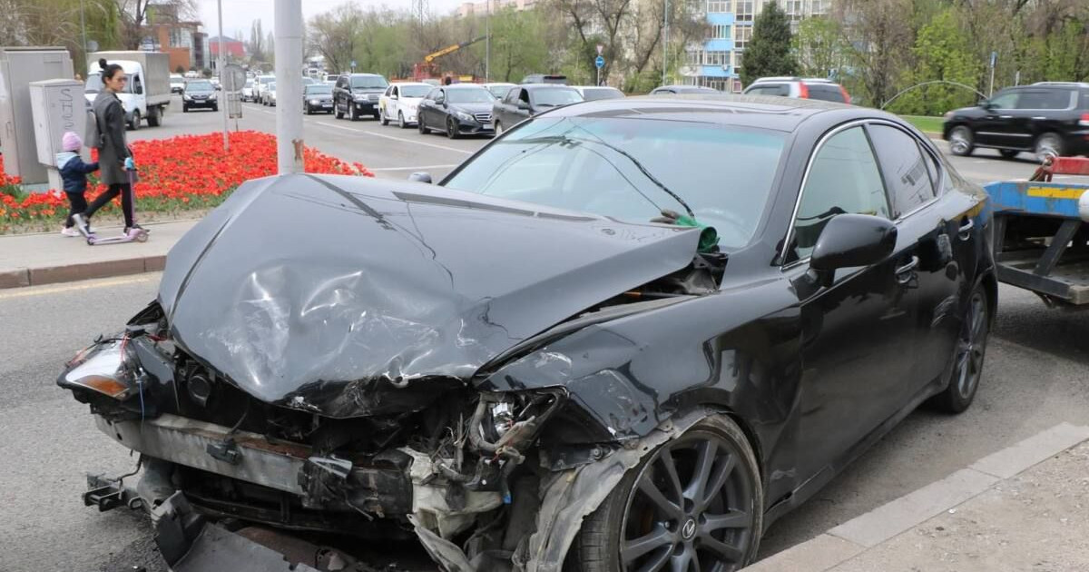Алматыда Tesla электромобилі апатқа ұшырады