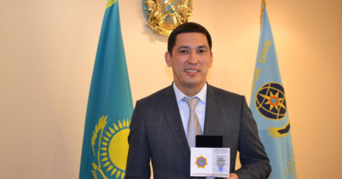 Нұр-Сұлтанда өртеніп жатқан пәтерден баланы құтқарған азамат марапатталды