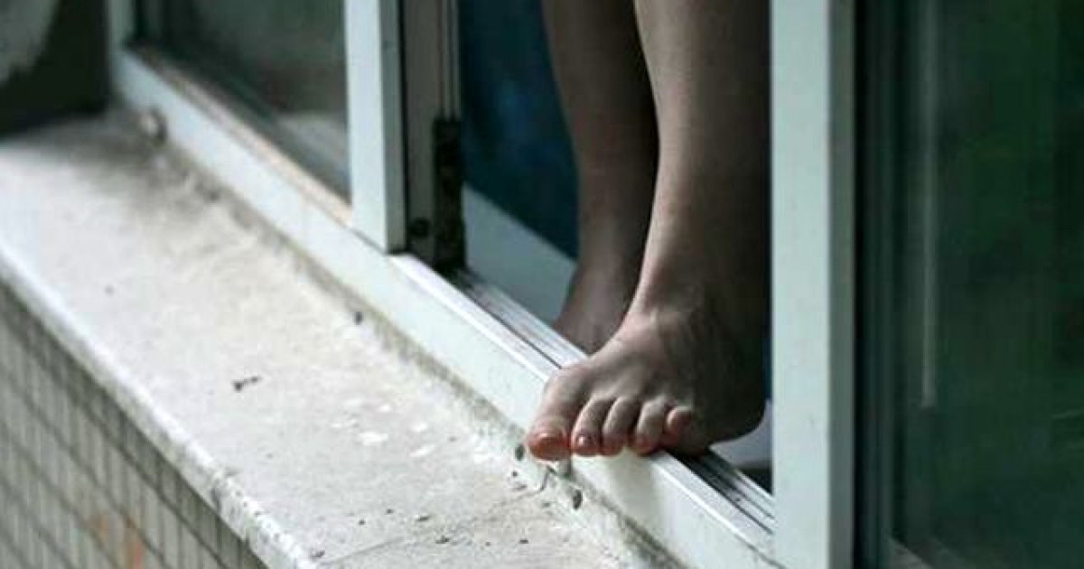 «Ол мас болған»: Оралда жасөспірім 5-қабаттан құлап кетті