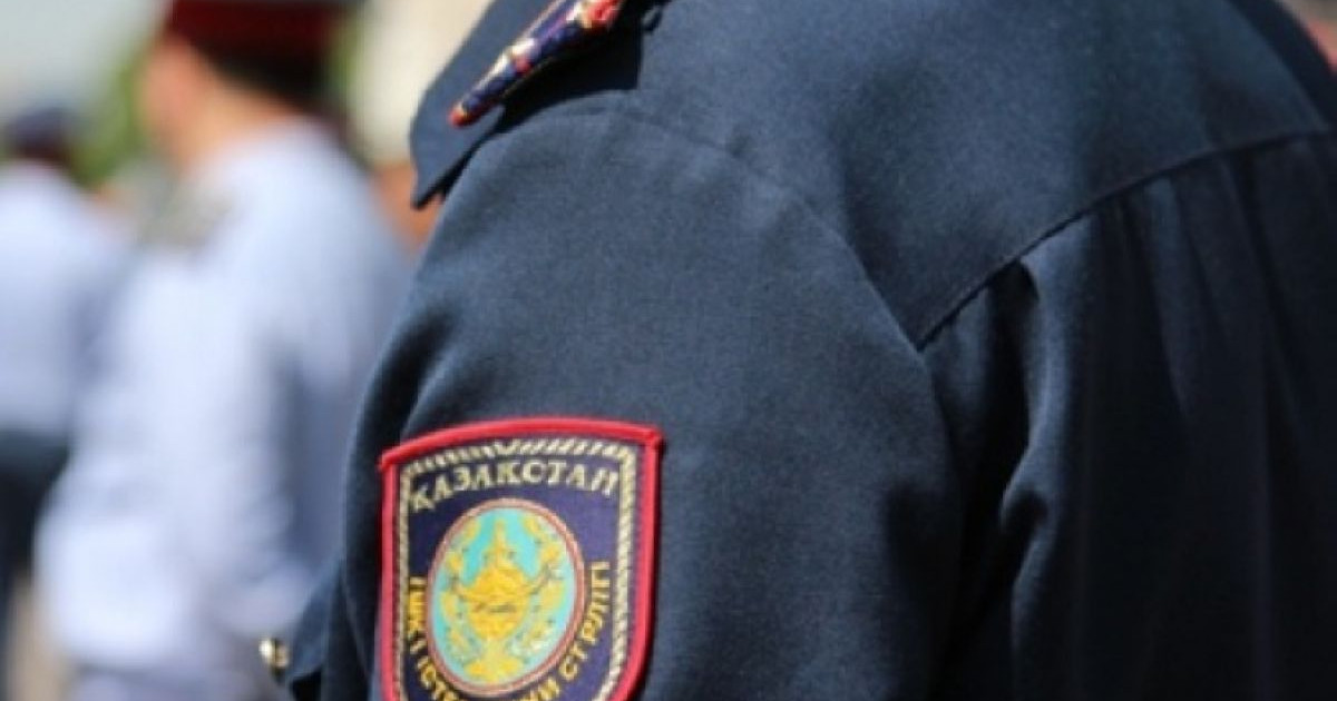 «Ата-аналары алаяқты тәрбиелеген» деп полицияның намысына тигені үшін 20 күнге қамалды