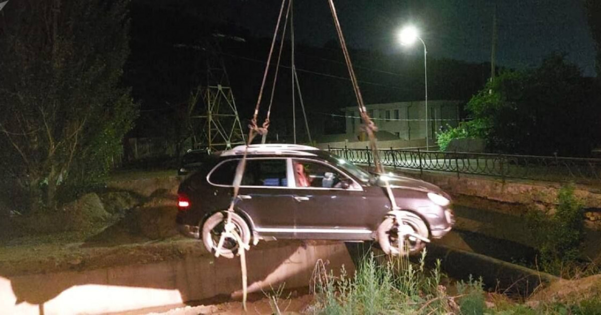 Алмарасанда мас күйде Porsche көлігін жүргізген әйел көлік апатына ұшырады