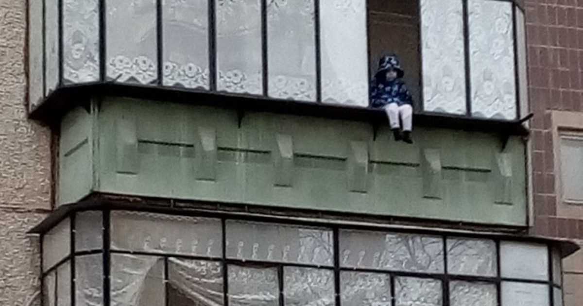 Ата-анасы қараусыз қалдырған: түн ортасында балконда жылап тұрған бала құтқарылды