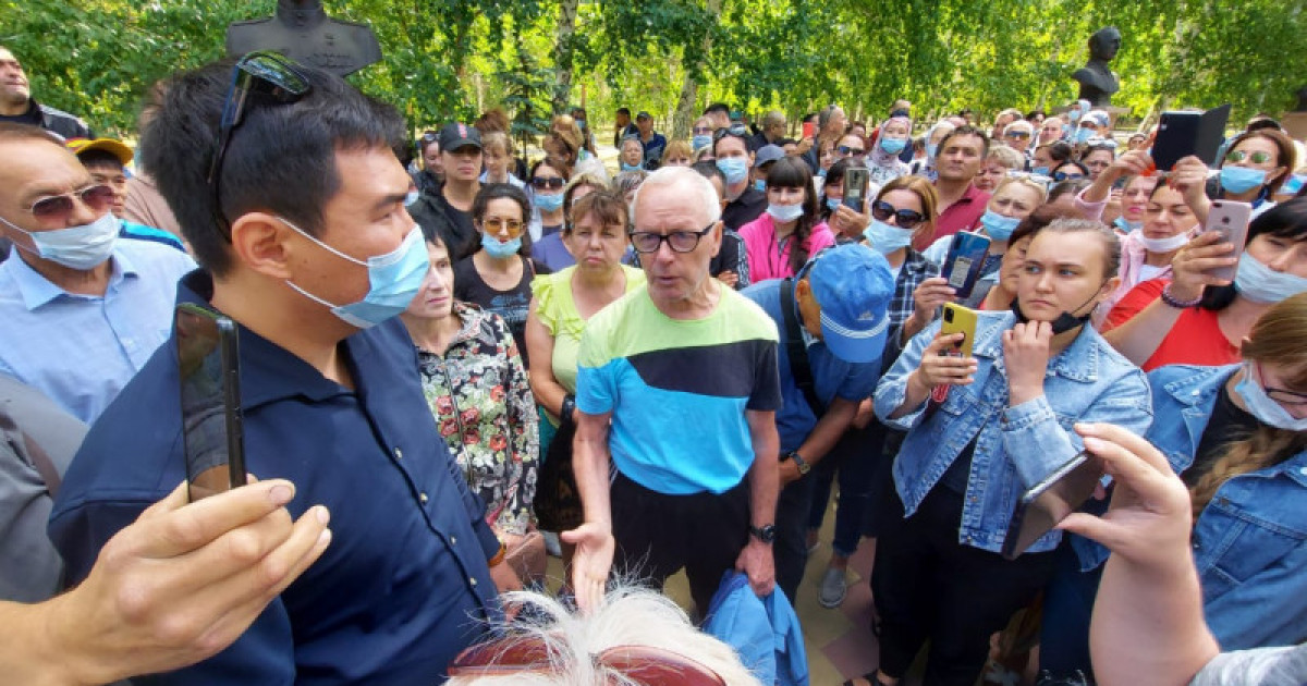 Мәжбүрлі вакцинация: Қостанай әкімі наразылық акциясына шыққан тұрғындармен кездесті