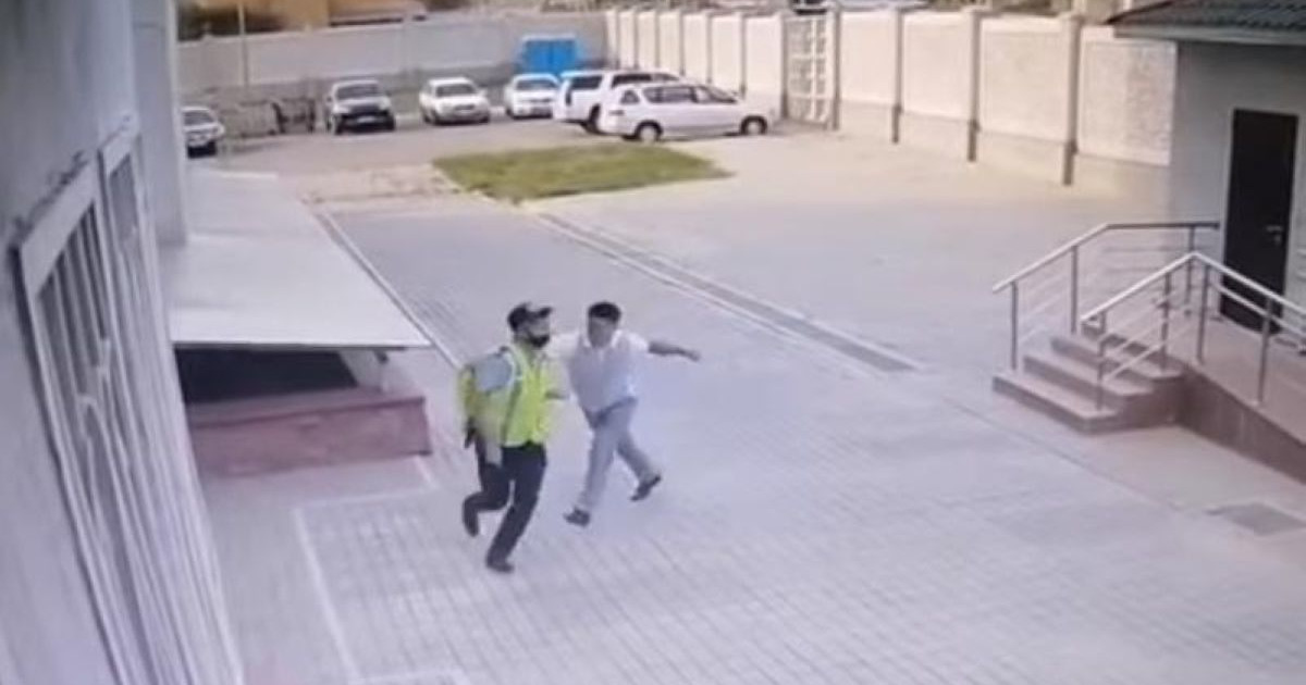 Қарамағындағы қызметкерге қол көтерген полицей қызметінен кетті
