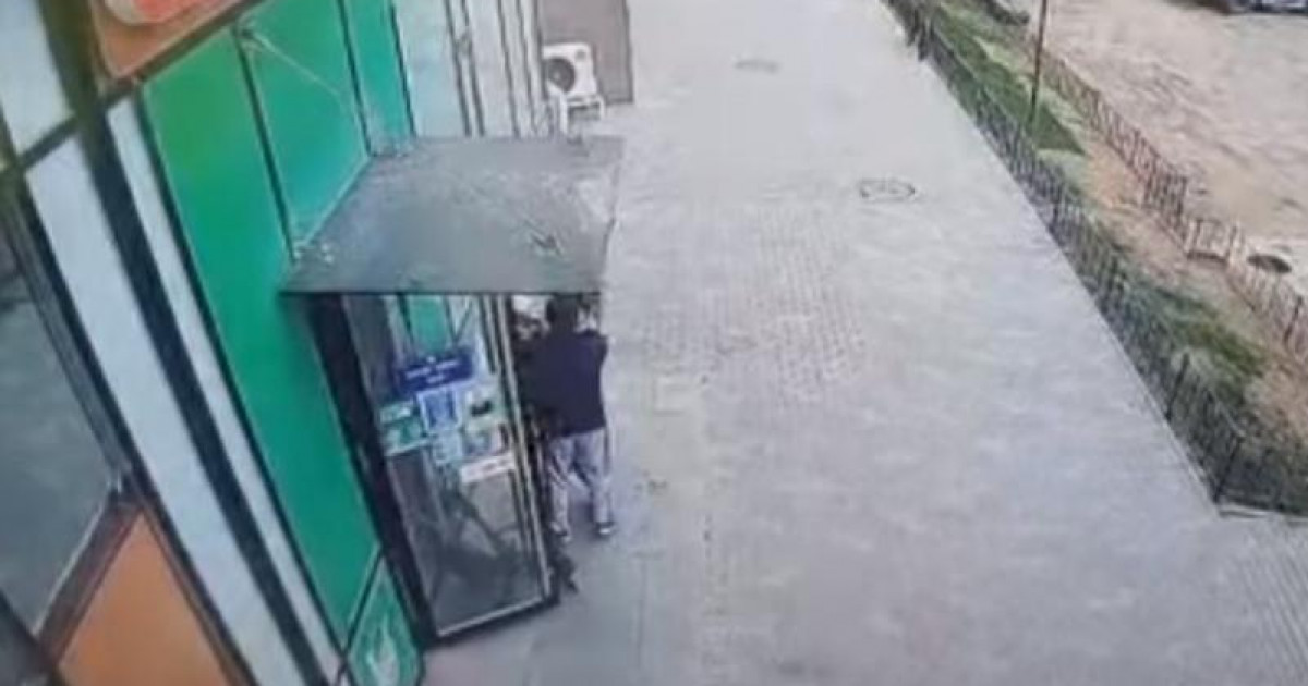 Елордада белгісіз ер адамның бала ұрламақ болған әрекеті бейнебақылауға түсіп қалды