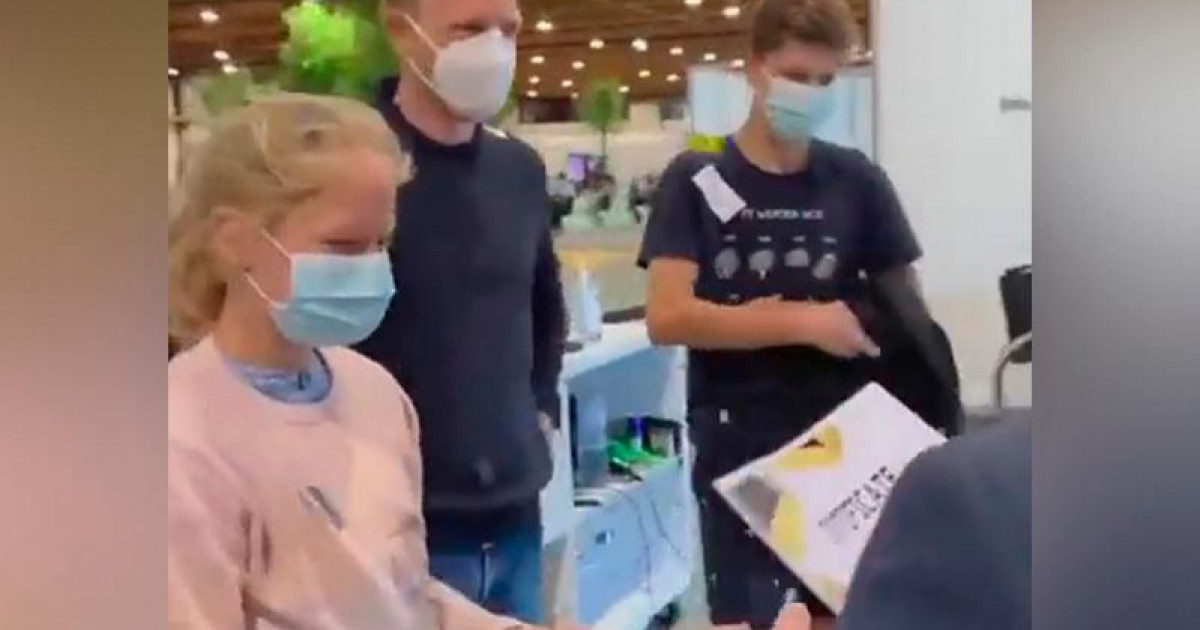 Бельгияда 12 жасар қыз вакцинация сертификатын алды