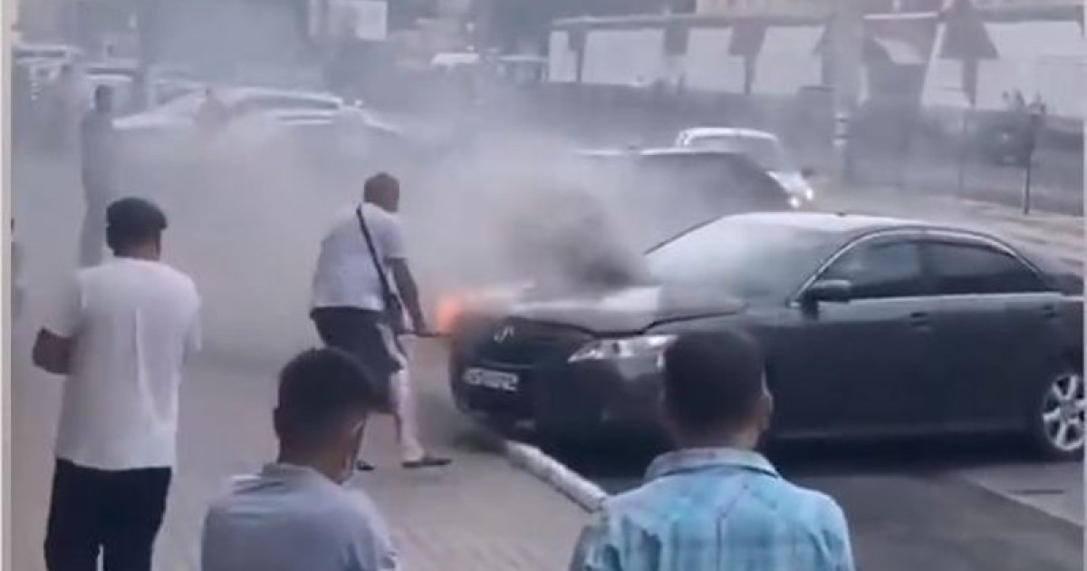 Павлодарда көшеде тұрған көлік өртенді (видео)