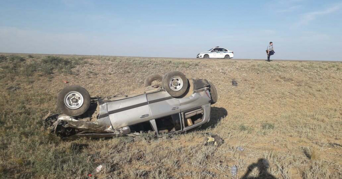 Ақтөбе облысында Toyota Land Cruiser көлігі аударылып, жүргізушісі көз жұмды