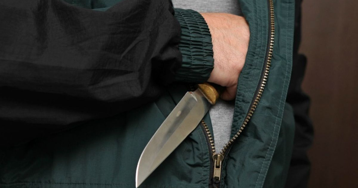 Жасөспірім сатушыға пышақ ала жүгіріп, кассаны тонап кеткен