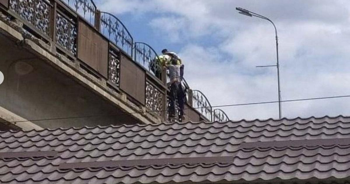 Қарағандыда ер адам отбасын асырай алмағаны үшін көпірден секірмек болған
