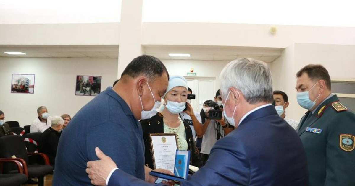 Жамбылдағы жарылыстан қаза тапқандардың жақындарына наградалар берілді