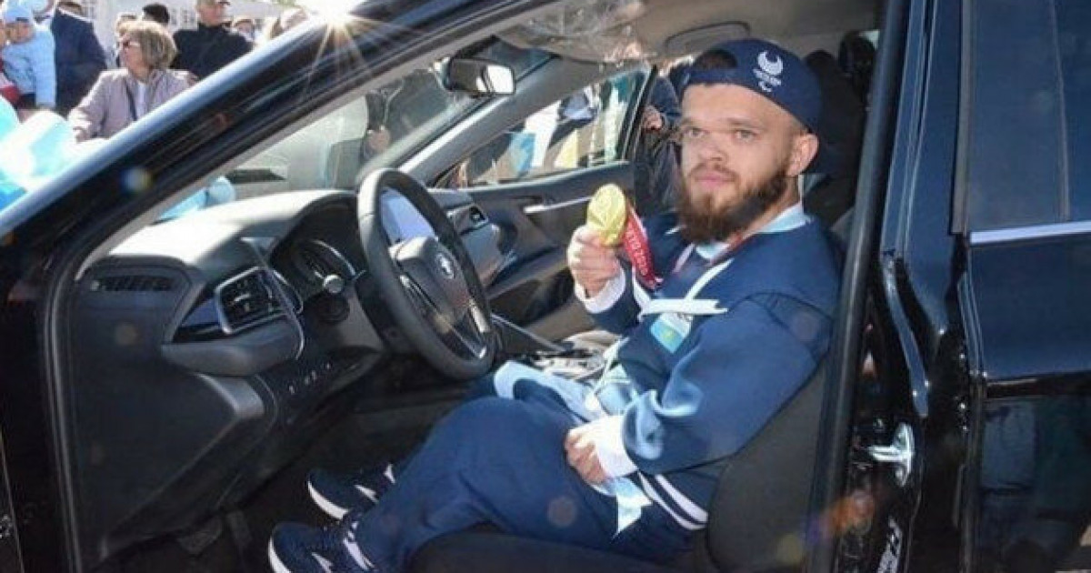 Паралимпиада чемпионына көлік пен пәтер сыйға тартылды