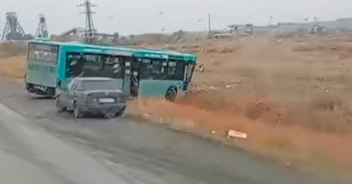 Жолаушылар автобусы трактормен соқтығысып, 21 адам зардап шекті (видео)