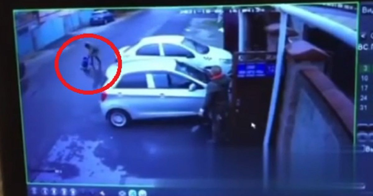 Алматыда әйел адам баланы көлік дөңгелегінің астына тастамақ болған (видео)