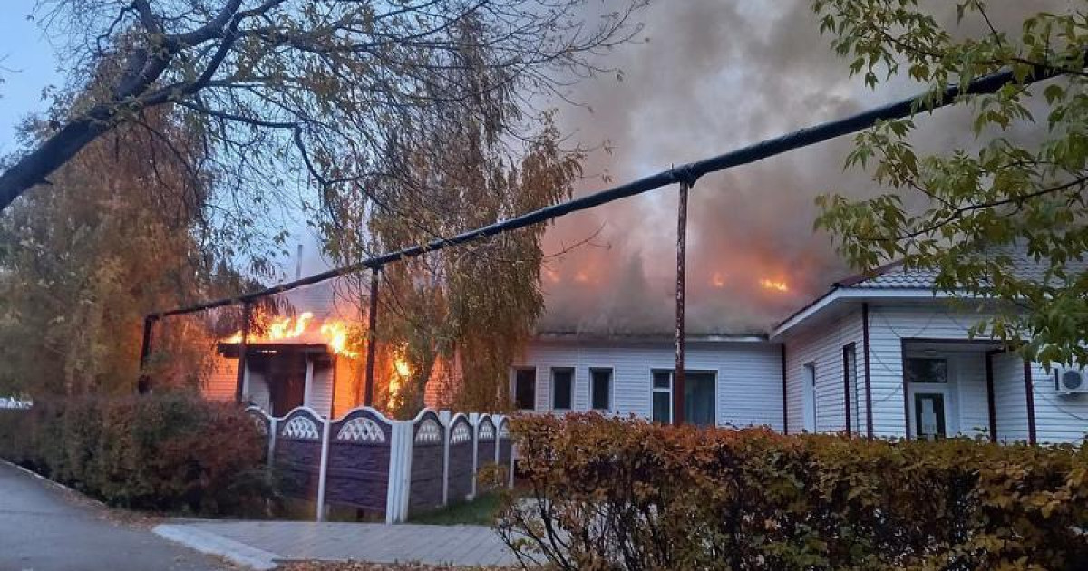 51 адам эвакуацияланды: Қостанай облысында қарттар үйі өртеніп жатыр