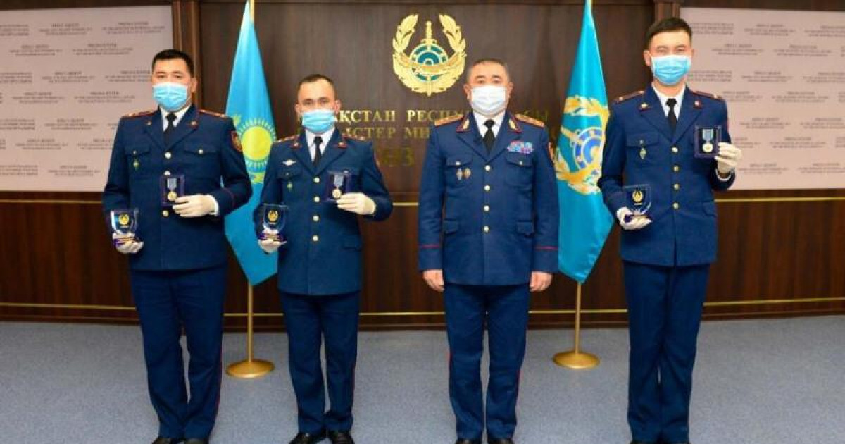 Министр көпірден секірген жүкті әйелді құтқарған полицейді марапаттады